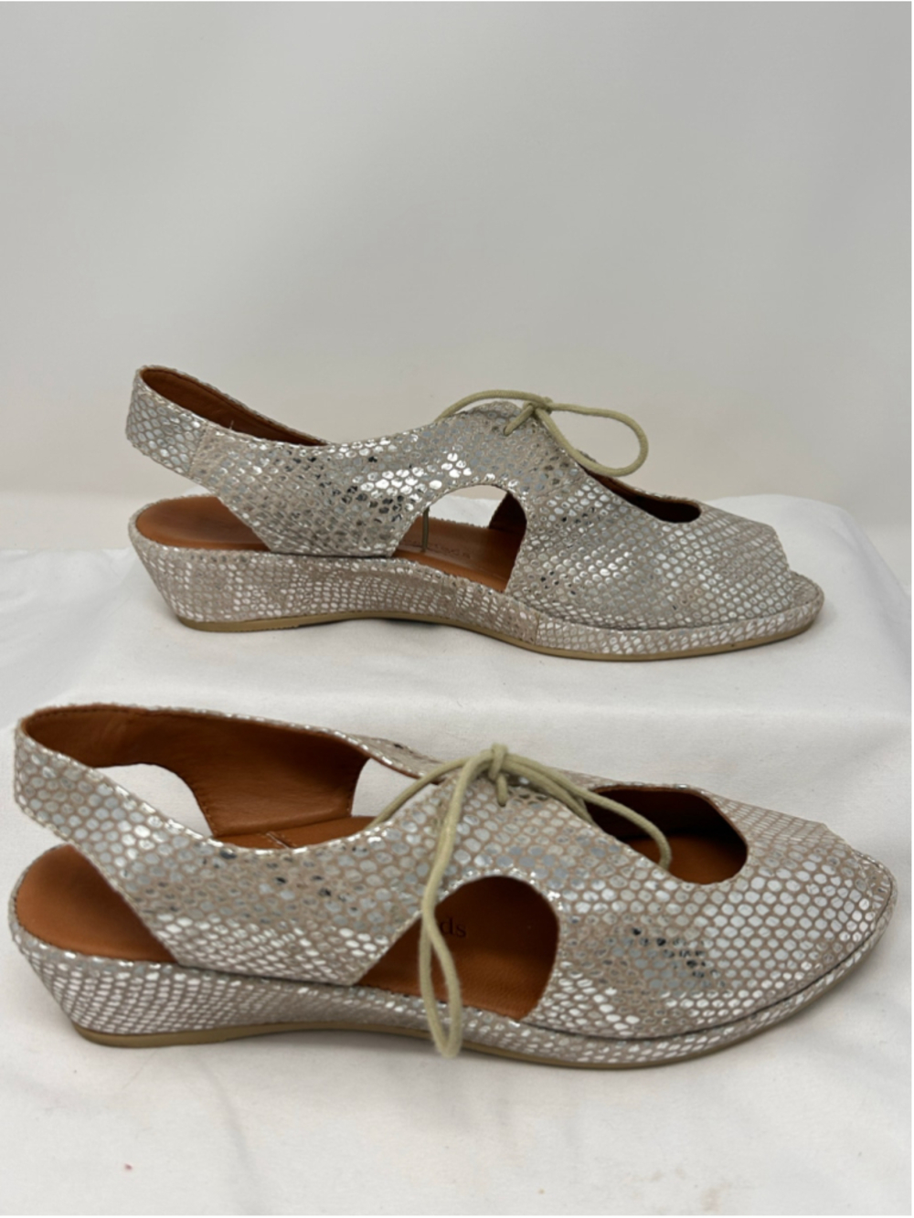 L’Amour Des Pieds Brittany Size 11M Metallic Silver Snakeskin Wedge Sandals